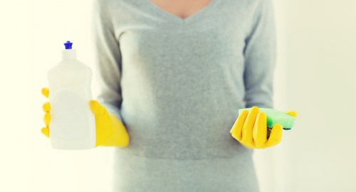 Deep cleaning a kitchen during move out service